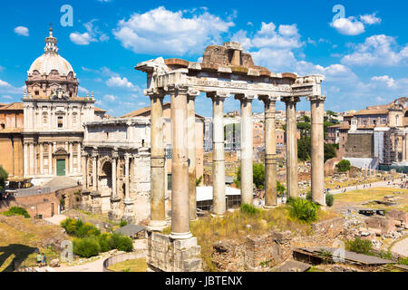 Das Forum Romanum, das auch Foro Romano eine rechteckige Platz ist, umgeben von den Ruinen von mehreren wichtigen alten Regierungsgebäude in der Mitte der Stadt von Rom, Italien. Stockfoto