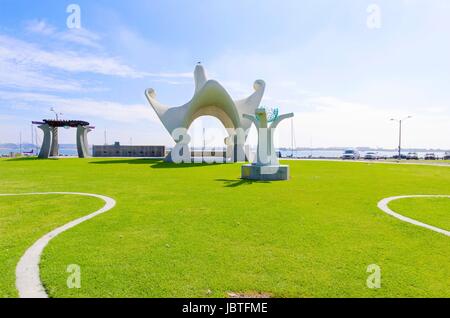 Die Pacific-Portal, aka Shelter Island Pavillon am Point Loma in San Diego, Kalifornien, Vereinigte Staaten von Amerika. Eine architektonische gewölbt Kunst Struktur mit Mosaik Fliesen Decke und Wege. Stockfoto