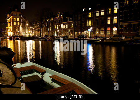 Abend-Blick auf die Grachten und Gebäude von Amsterdam, Niederlande Stockfoto