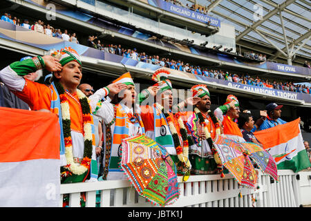 Indische Unterstützer und Fans während des Spiels ICC Champions Trophy 2017 zwischen Indien und Südafrika auf das Oval in London zu sehen. Foto von James Boardman/Tele Images Stockfoto
