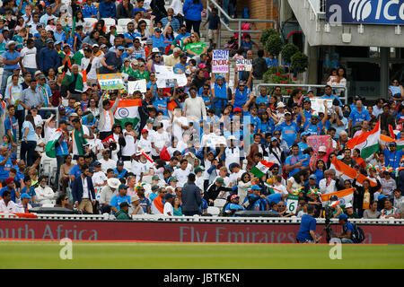 Indische Unterstützer und Fans während des Spiels ICC Champions Trophy 2017 zwischen Indien und Südafrika auf das Oval in London zu sehen. Foto von James Boardman/Tele Images Stockfoto