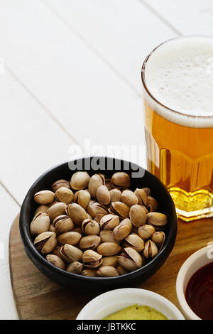 Alkohol und Essen. Bier mit Snacks auf den Tisch Stockfoto