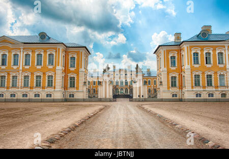 Haupteingang zum Schloss Rundale, ehemalige Sommerresidenz der lettischen Adel, Lettland Stockfoto