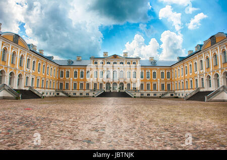 Haupteingang zum Schloss Rundale, ehemalige Sommerresidenz der lettischen Adel, Lettland Stockfoto