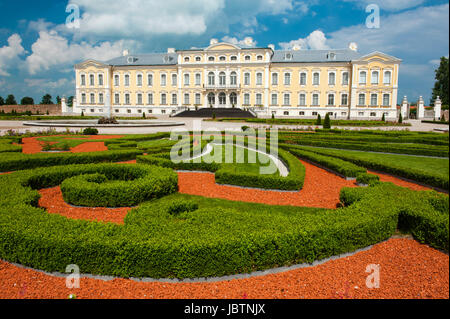 Schloss Rundale, ehemalige Sommerresidenz des lettischen Adels mit einem wunderschönen Gärten rund um Stockfoto