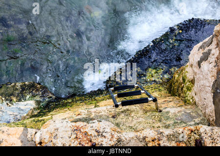 Wasser-Treppe am felsigen Strand in Rovinj, Kroatien Stockfoto