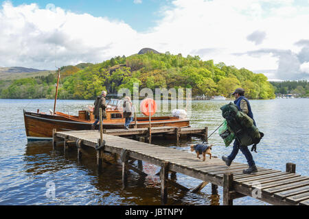 Inchcailloch Insel North Pier, Loch Lomond, Schottland - fangen die Fähre zurück nach Balmaha auf dem Festland nach eine Nacht bleiben Stockfoto