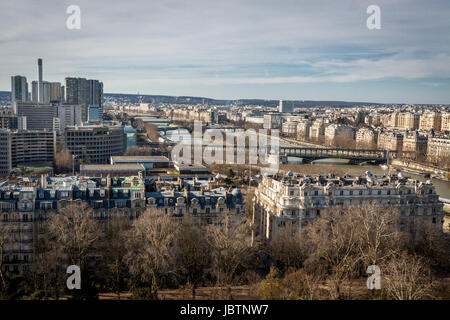 Skyline von Paris Mit Stadtbild eine der Saine Mit Blauem Himmel Im Sommer Stockfoto