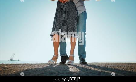 Junges Paar Tanzmusik Latein: Bachata, Merengue, Salsa. Zwei Eleganz Pose auf Meer oder Ozean Hintergrund. Frau in schönes langes Kleid. Stockfoto