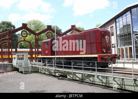 Alten Lokomotive am Nederlands Spoorwegmuseum (niederländischen nationalen Eisenbahnmuseum), Utrecht, Niederlande. Befindet sich im ehemaligen Maliebaanstation Station (1874). Stockfoto