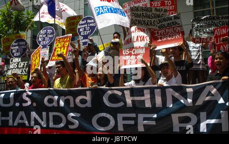 Manila, Philippinen. 12. Juni 2017. Demonstranten erhöhen geballte Fäusten während einer Kundgebung der 119. zeitgleich Philippine Independence Day vor dem chinesischen Konsulat in das Bankenviertel Makati City, südlich von Manila, Philippinen auf Montag, 12. Juni 2017. Die Demonstranten wollen die chinesischen Seestreitkräfte und Anlagen aus dem Südchinesischen Meer. (Foto von: Richard James M. Mendoza/Pacific Presse) Bildnachweis: Pazifische Presse/Alamy Live-Nachrichten Stockfoto