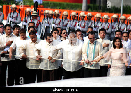 Manila, Philippinen. 12. Juni 2017. Philippine Vizepräsident Leni Robredo (7. v.l.) mit Senator Alan Peter Cayetano (3. von links), Manila City Bürgermeister Joseph "Erap" Estrada (4. von links) und Schauspieler Cesar Montano (links) hob die philippinische Flagge zum Denkmal des Nationalhelden Jose P. Rizal anlässlich des 119. Philippine Independence Day im Rizal Park in Manila City am 12. Juni 2017. (Foto: Gregorio B. Dantes Jr. / Pacific Press) Bildnachweis: Pazifische Presse/Alamy Live-Nachrichten Stockfoto