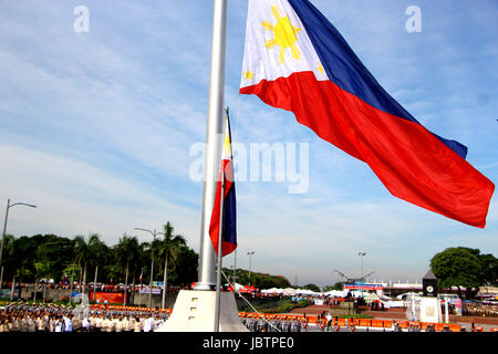 Manila, Philippinen. 12. Juni 2017. Philippine Vizepräsident Leni Robredo (7. v.l.) mit Senator Alan Peter Cayetano (3. von links), Manila City Bürgermeister Joseph "Erap" Estrada (4. von links) und Schauspieler Cesar Montano (links) hob die philippinische Flagge zum Denkmal des Nationalhelden Jose P. Rizal anlässlich des 119. Philippine Independence Day im Rizal Park in Manila City am 12. Juni 2017. (Foto: Gregorio B. Dantes Jr. / Pacific Press) Bildnachweis: Pazifische Presse/Alamy Live-Nachrichten Stockfoto