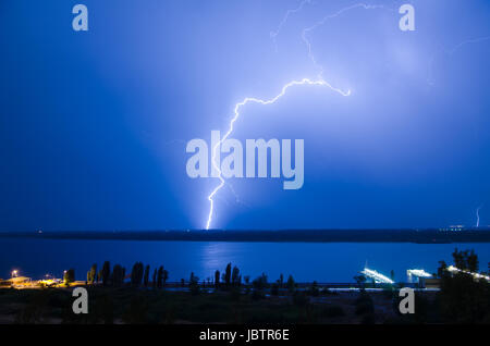 Blitze über die Wolga. Volgograd. Russland Stockfoto