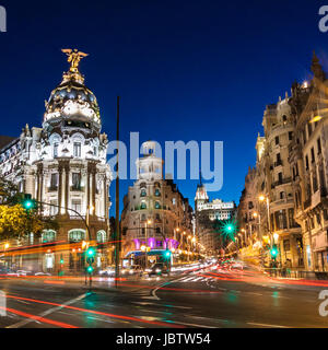 Strahlen der Ampel auf der Gran via Straße, der wichtigsten Einkaufsstraße in Madrid bei Nacht. Spanien, Europa. Stockfoto