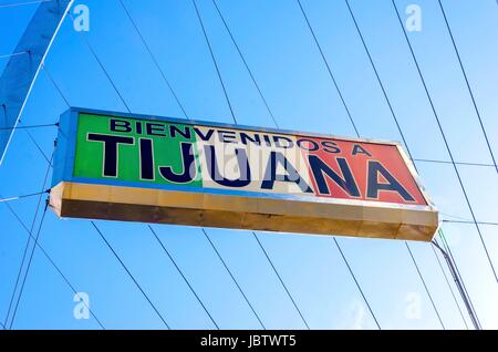 Bienvenidos ein Tijuana unterzeichnen auf der tausendjährigen Bogen (Arco y Reloj Monumental), ein metallische Stahl-Bogen am Eingang der Stadt in Mexiko, Zona Centro ein Symbol für das neue Jahrtausend und ein Wahrzeichen, das Touristen in Avenida de Revolucion begrüßt. Stockfoto