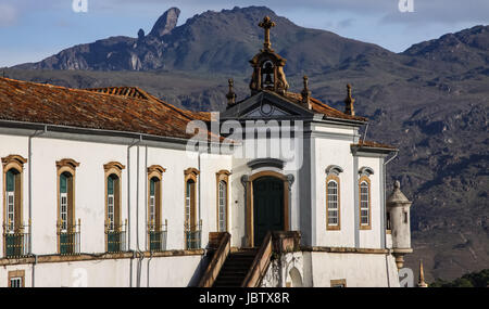 Ansicht des Museu de Ciencia e Tecnica und Hinterhof Berg Ouro Branco, Ouro Preto, UNESCO Welt Kulturerbe Website, Minas Gerais, Brasilien Stockfoto