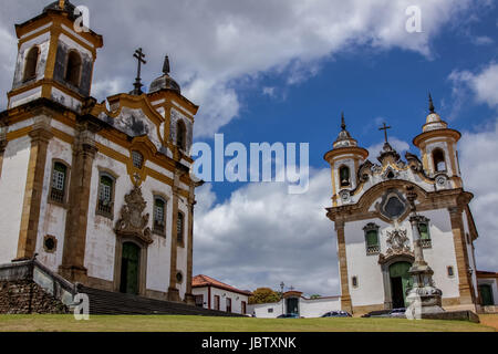 Einzigartiges Ensemble von barocken Kirchen Igreja de São Francisco de Assis und Santuario de Nossa Senhora Do Carmo, Mariana, Minas Gerais, Brasilien Stockfoto