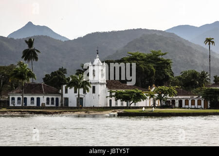 Blick auf Altstadt Paraty und Atlantic Forest Hills, Brasilien Stockfoto