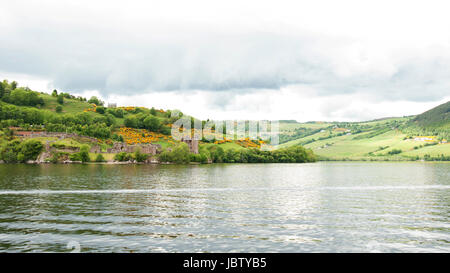 Urquhart Castle setzt neben Loch Ness im Hochland der Scotland.The Ruinen heute vom 13. bis 16. Jahrhundert, obwohl an der Stelle einer frühen mittelalterlichen Stadtbefestigung errichtet. Urquhart spielte gegründet im 13. Jahrhundert, eine Rolle im Kriege der schottischen Unabhängigkeit im 14. Jahrhundert. Stockfoto