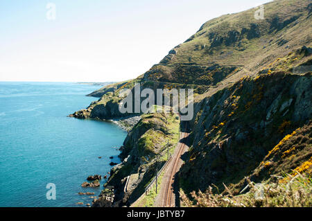 Der Cliff Walk ist eine Wanderung zwischen Bray und Greystones, Anschluss an die Bahnlinie entlang der Klippen des Bray Head. Dieses gepflegte Spaziergang bieten atemberaubende und dramatische Ausblicke entlang der steilen Klippen in die irische See.  Nehmen Sie einen der vielen Züge zu Ihrem Ausgangspunkt zurück. Stockfoto