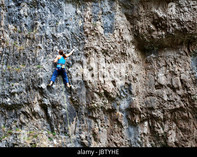 Kletterer auf einem Kalkfelsen an Gordale Scar in der Nähe von Malham North Yorkshire England Stockfoto