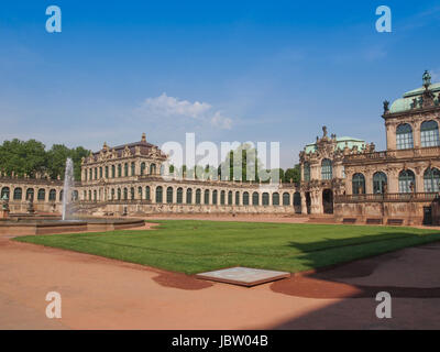 Dresdner Zwinger-Rokoko-Schloss entworfen von Poeppelmann im Jahre 1710 als Orangerie und Ausstellung Galerie der Dresdner Hof abgeschlossen mit dem Zusatz von der Semper-Galerie im Jahre 1847 von Gottfried Semper Stockfoto