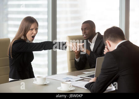 Zornig, wütend Chefin Schelte Mitarbeiter bei mixed-Rennen Team treffen, feuern entlassenden deprimiert Büroangestellter für Versagen, schlechte Arbeitsergebnisse, Stockfoto