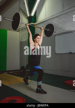 Starke Frau heben Langhantel als Teil von Crossfit Routine-Übung. Stockfoto