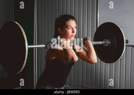 Starke Frau heben Langhantel als Teil von Crossfit Routine-Übung. Stockfoto