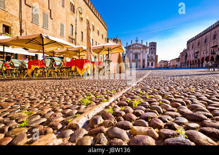 Mantova Stadt gepflasterten Piazza Sordello und idyllisches Café Ansicht, Europäische Kulturhauptstadt und UNESCO-Weltkulturerbe, Region Lombardei Stockfoto