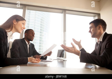 Antragsteller machen großen Eindruck auf den hr Manager bei Job interview, aufgeregt, multi-ethnischen Personalvermittler überrascht durch beeindruckende Leistungen, shoc Stockfoto