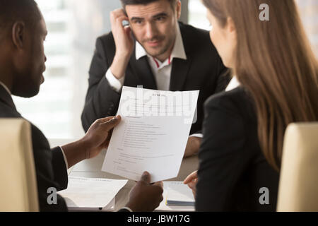 Arbeitgeber oder Personalvermittler halten schlecht schlecht Lebenslauf arbeitslos besorgt nervös Antragsteller warten auf Ergebnis, Beschäftigung und Rekrutierung Konzept zu überprüfen, Stockfoto