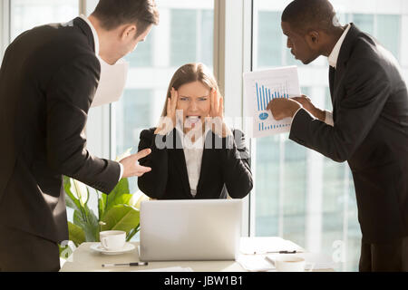 Verzweifelte junge Geschäftsfrau nicht mit zu viel Arbeit zu bewältigen, leiden, Stress, überlastete Mitarbeiter Blick in die Kamera und schreien, Multitasking f Stockfoto