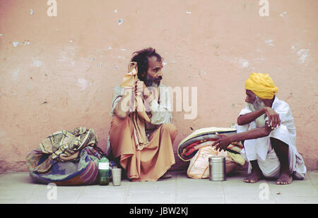 KURUKSHETRA, HARYANA, Indien: 19. Juni 2016 - indischen Sadhus (Heiliger) sitzen und plaudern Stockfoto