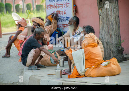 KURUKSHETRA, HARYANA, Indien: 19. Juni 2016 - indischen Sadhus (Heiliger) sitzen und plaudern Stockfoto