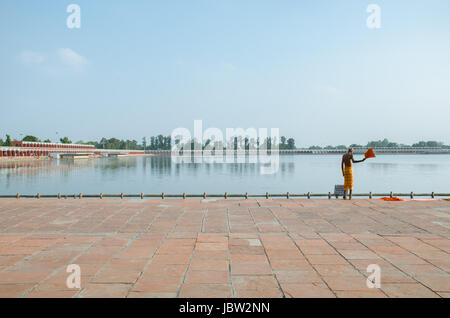 KURUKSHETRA, HARYANA, Indien: 19. Juni 2016 - Porträt von einem indischen Sadhu (Heiliger) vorbereiten, ein Bad im Heiligen Tank nehmen Stockfoto