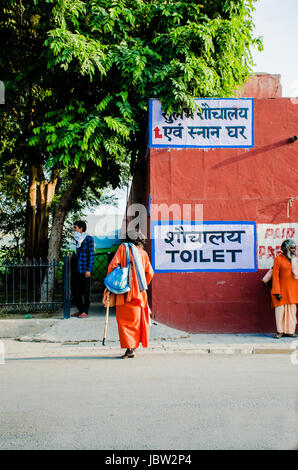 KURUKSHETRA, HARYANA, Indien: 19. Juni 2016 - Porträt von einem indischen Sadhu (Heiliger) betreten eine WC-Räumlichkeiten Stockfoto