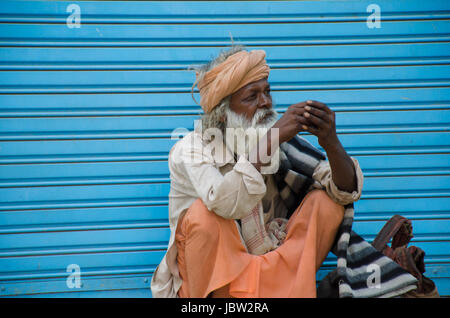 KURUKSHETRA, HARYANA, Indien: 19. Juni 2016 - Porträt von einem indischen Sadhu (Heiliger) allein sitzen Stockfoto