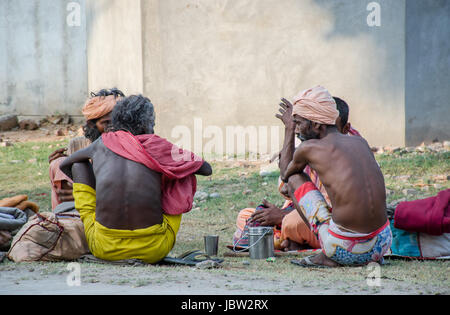 KURUKSHETRA, HARYANA, Indien: 19. Juni 2016 - indischen Sadhus (Heiliger) sitzen und plaudern Stockfoto