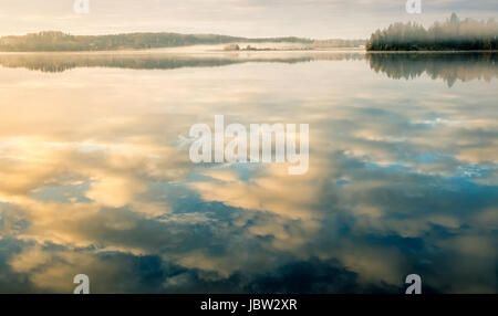 Malerische Landschaft mit See und schönen Sonnenaufgang am Morgen Stockfoto