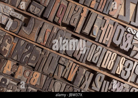 Sammlung von verschiedenen Holz-Art-Buchstaben für den Druck Stockfoto