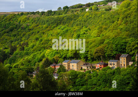 Eine Reihe von Häusern gebaut auf die steilen Flanken der Calder-Tal in der Nähe von Hebden Bridge, Calderdale, West Yorkshire, England, UK Stockfoto