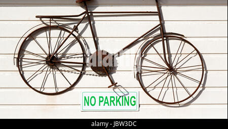 ein kein Parkin-Signal in der Garage Tür und Antik Fahrrad hängen Stockfoto