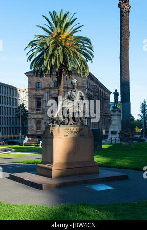 Statue von Adam Lindsay Gordon bei Gordons Reserve in der Innenstadt von Melbourne, Victoria, Australien. Stockfoto