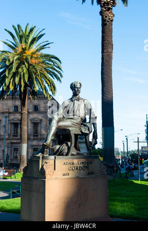 Statue von Adam Lindsay Gordon bei Gordons Reserve in der Innenstadt von Melbourne, Victoria, Australien. Stockfoto