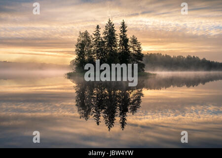 Malerische Landschaft mit Sonnenaufgang und idyllische Insel am frühen Morgen in Finnland Stockfoto