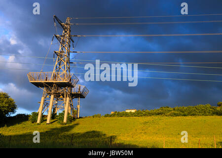 Ein Strommast gefangen in der Abendsonne Stockfoto