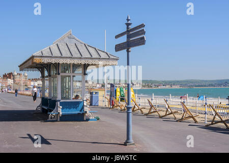 Traditionelle Unterkunft an der georgischen Esplanade (Promenade) in Weymouth, Dorset, England, UK Stockfoto