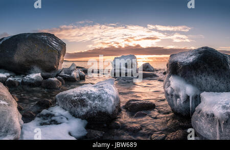 Malerische Landschaft mit Meer und Sonnenuntergang im winter Stockfoto